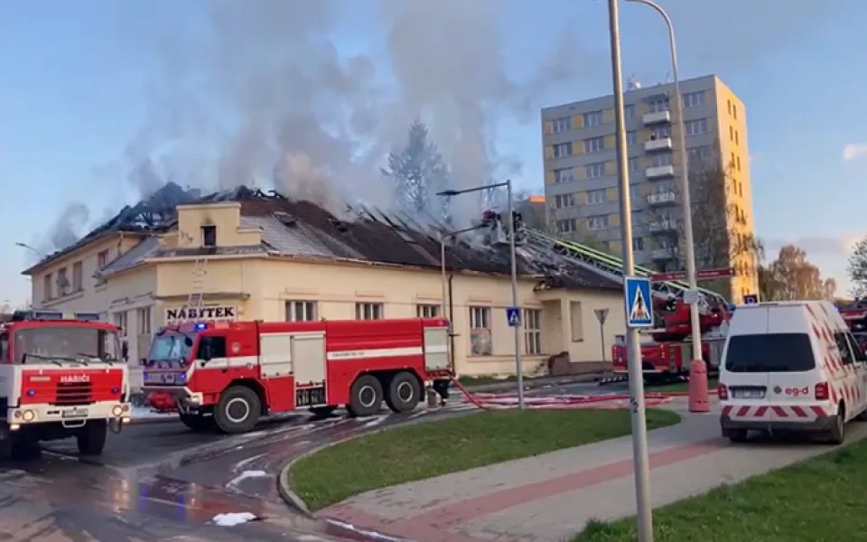 Policie hledá svědky požáru ubytovny v Táboře. Z domu uteklo 24 lidí