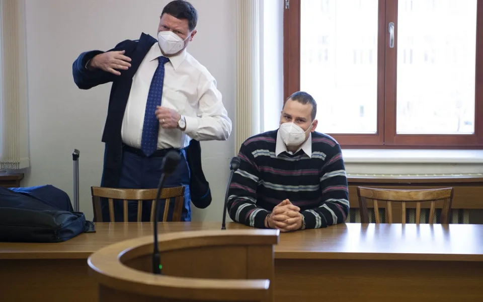 Soud poslal policistu za zabití muže v chatové oblasti na 3,5 roku do vězení