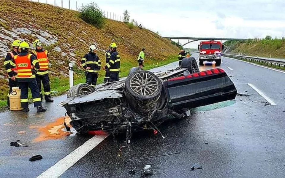 Řidič havaroval na D3 u Soběslavi. Záchranáři rozvezli do nemocnic tři zraněné