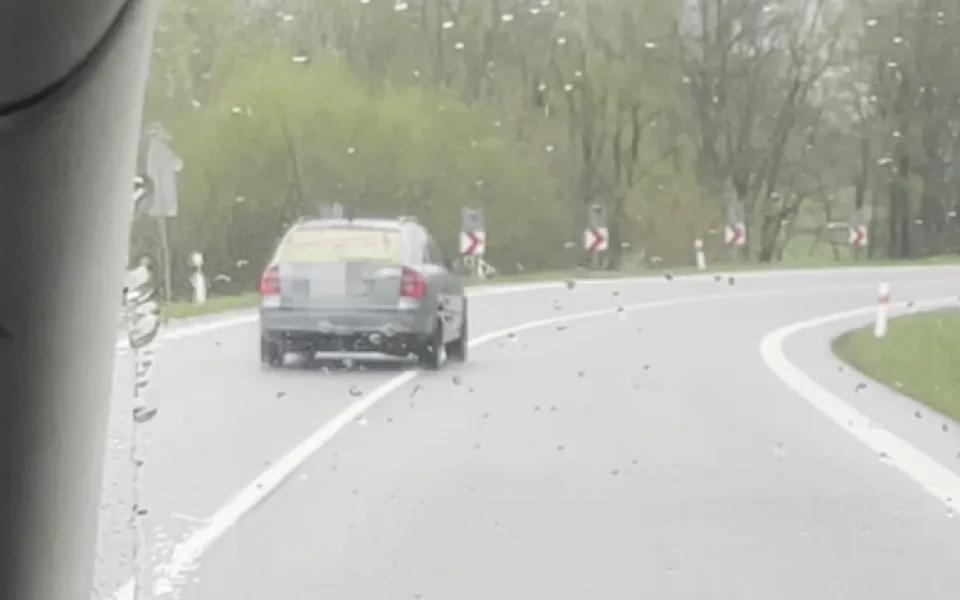 VIDEO: Muž s autem nebezpečně kličkoval na silnici. Ostatní řidiči ho zastavili