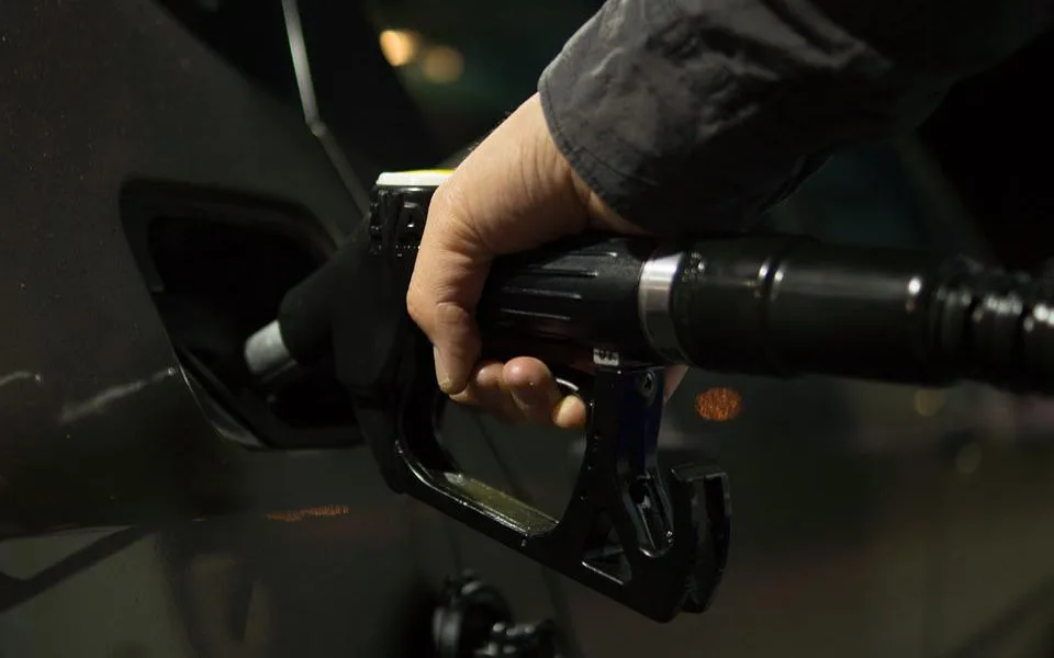 Spotřební daň z nafty a benzinu se na léto sníží o více jak korunu na litr