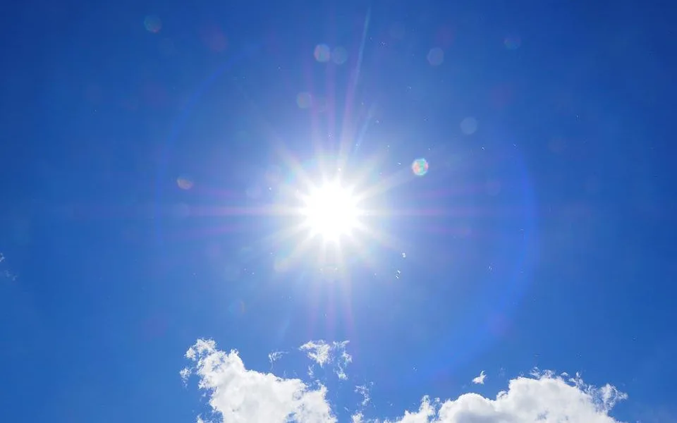 Letní teploty se udrží i o víkendu, pršet nebude, obloha zůstane jasná
