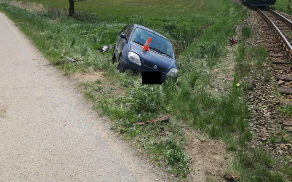 Osmadevadesátiletý senior vjel na nezabezpečený přejezd. Vlak auto odhodil na trávník
