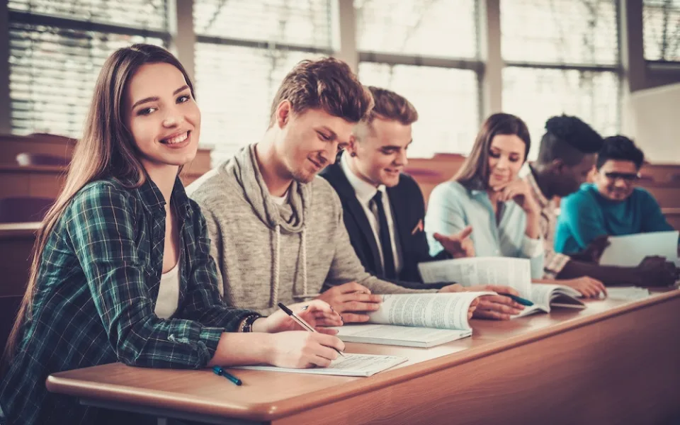 Studenti se vrací ze zahraničních stáží nadšení, sebevědomí, a snáz si potom najdou práci