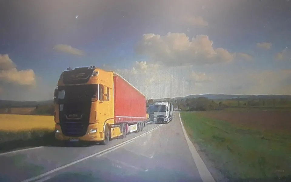 VIDEO: Nebezpečné předjíždění kamionu natočila kamera v policejním autě. Riskantní manévr mohl skončit nehodou
