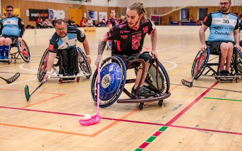 Stíhá hrát basketbal i florbal ve dvou zemích. Sport přináší lidem na vozíku sebevědomí, říká Ivan Nestával