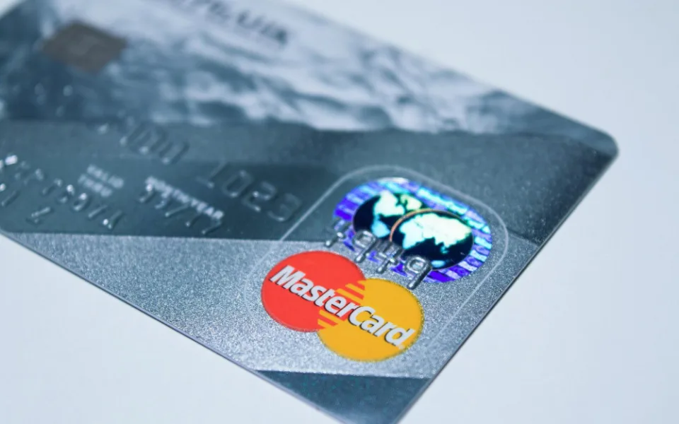 Při placení se usmívejte. Můžete i mávat. Mastercard zahajuje novou éru biometrického ověřování plateb