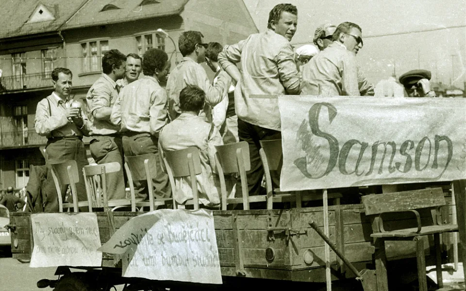Valník se studenty a pedagogy na majálesu v roce 1966 na Senovážném.