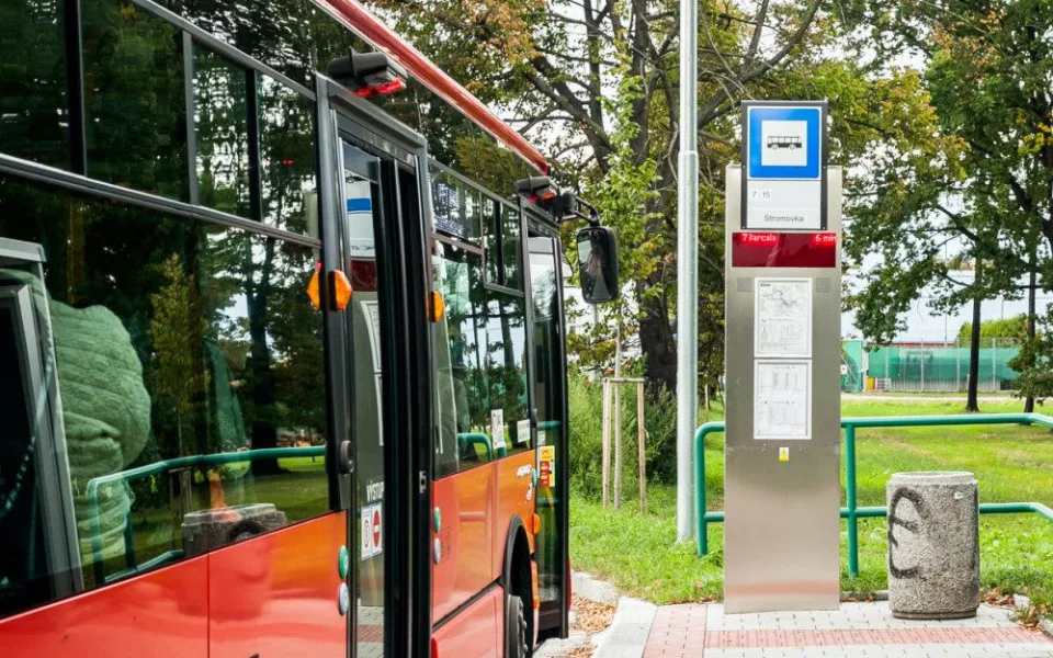 Dopravnímu podniku chybí řidiči. Musí omezit některé linky