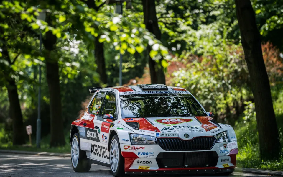 Přetahovaná o každou sekundu. Kopecký drží těsné vedení v Rallye Český Krumlov před Pechem