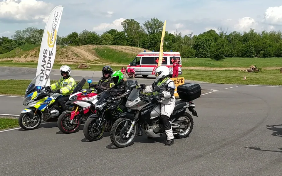 Učme se přežít. S policisty na kurz bezpečné jízdy