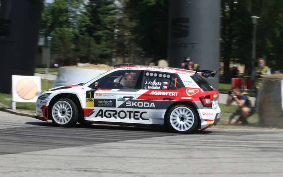 Poslední kilometry Rallye Český Krumlov rozhodly. Kopecký poráží Pecha o tři sekundy.