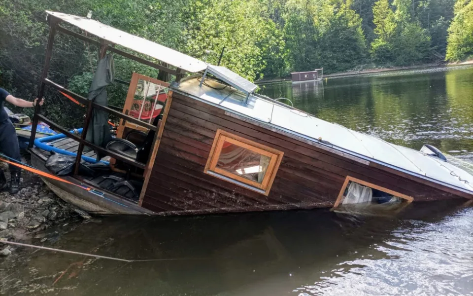 Hausbót se potápěl na břehu v katastru obce Staré Sedlo pod Ždákovským mostem.