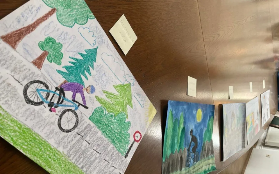 Děti kreslily, jak podle nich vypadá bezpečný cyklista. Nejlepší výtvory policie ocenila