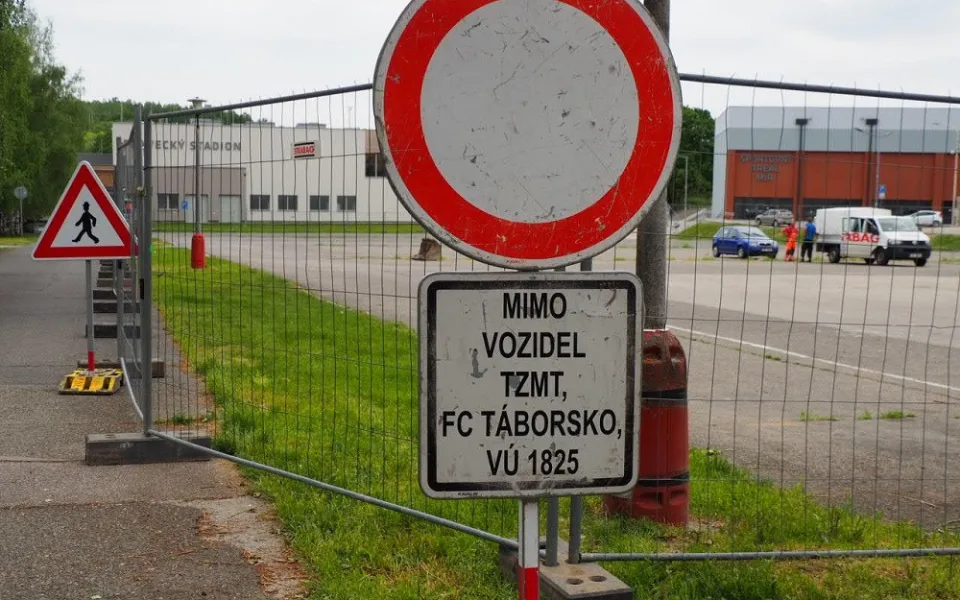 Parkoviště u bazénu v Táboře je zavřené. Řidiči tam nemohou využít 120 míst