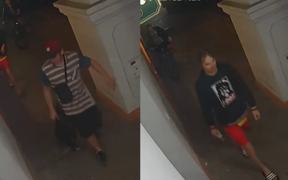 Neznámí pachatelé zničili poličku a rozbili s ní výlohu v centru města. Pátrá po nich policie