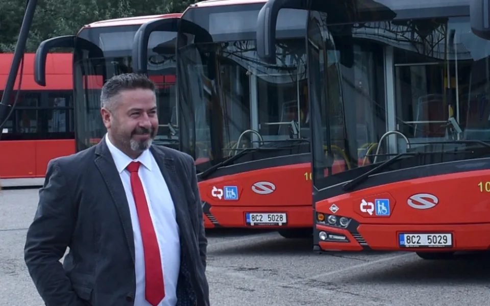 Mzdy řidičů autobusů musíme řešit, říká ředitel dopravního podniku Slavoj Dolejš