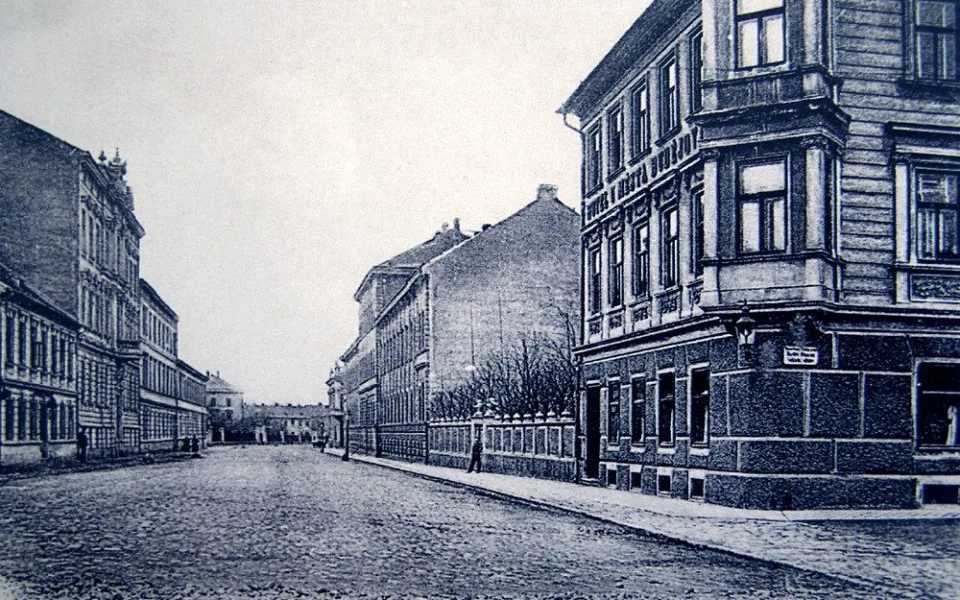 Pohled do dnešní Průmyslové ulice v čase c. k. po roce 1907.