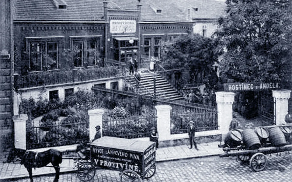 Hostinec a stáčírna piva do lahví U Zlatého anděla po roce 1900.