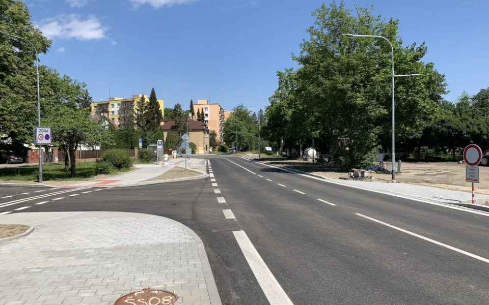 Plavská se otevřela řidičům. Rekonstrukce skončila o měsíc dříve