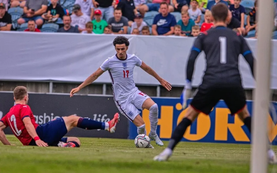 Curtis Jones před brankářem Matějem Kovářem.