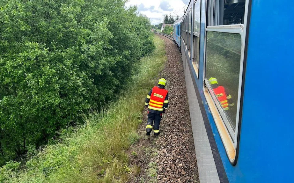 Nákladní vlak u Chotýčan projel návěstidlo. Protijedoucí osobák stihl zastavit