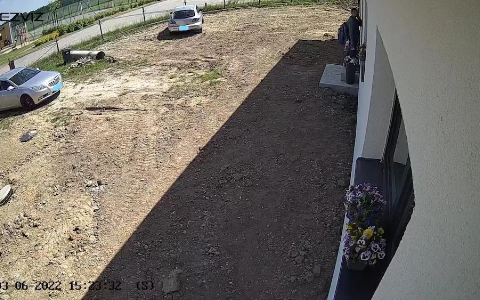 Muž se vloupal do domu a ukradl peníze. Pátrá po něm policie