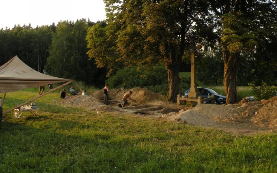 Díky pamětnici našli v pohraničí neoznačený hrob 12 lidí. Ostatky přesunou na hřbitov