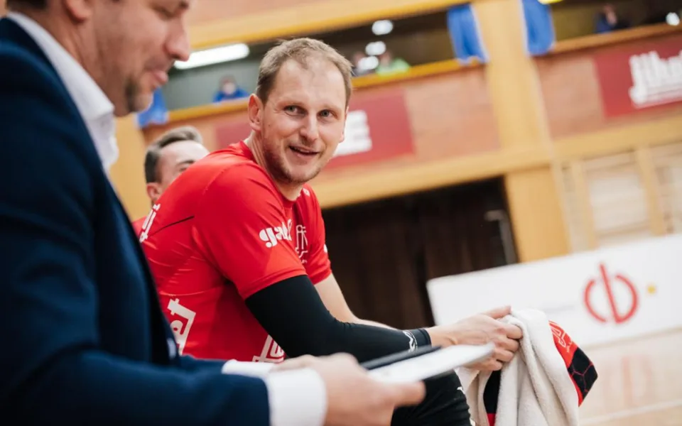 Mach zůstává v Jihostroji. V realizačním týmu střídá Skolku