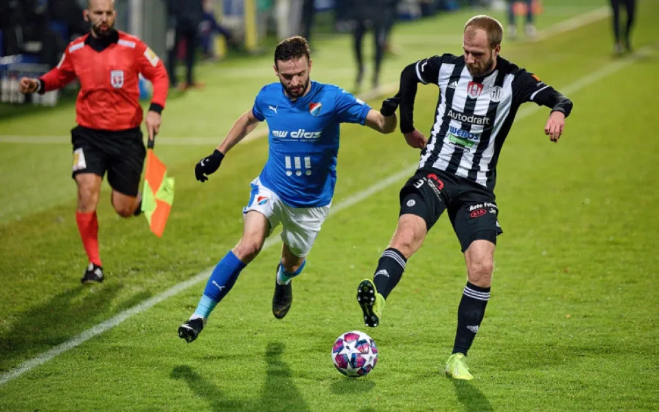 Tomáš Zajíc se na Střeleckém ostrově představil v dresu Baníku. Na fotce bojuje o míč s Martinem Králikem.