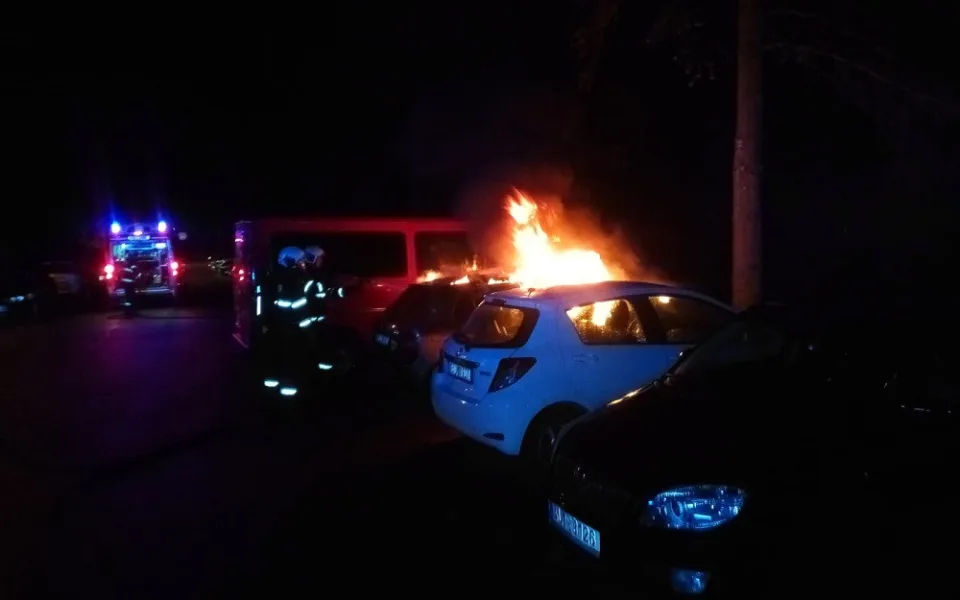 Nad ránem někdo zapálil vůz. Hořet pak začala i další dvě auta