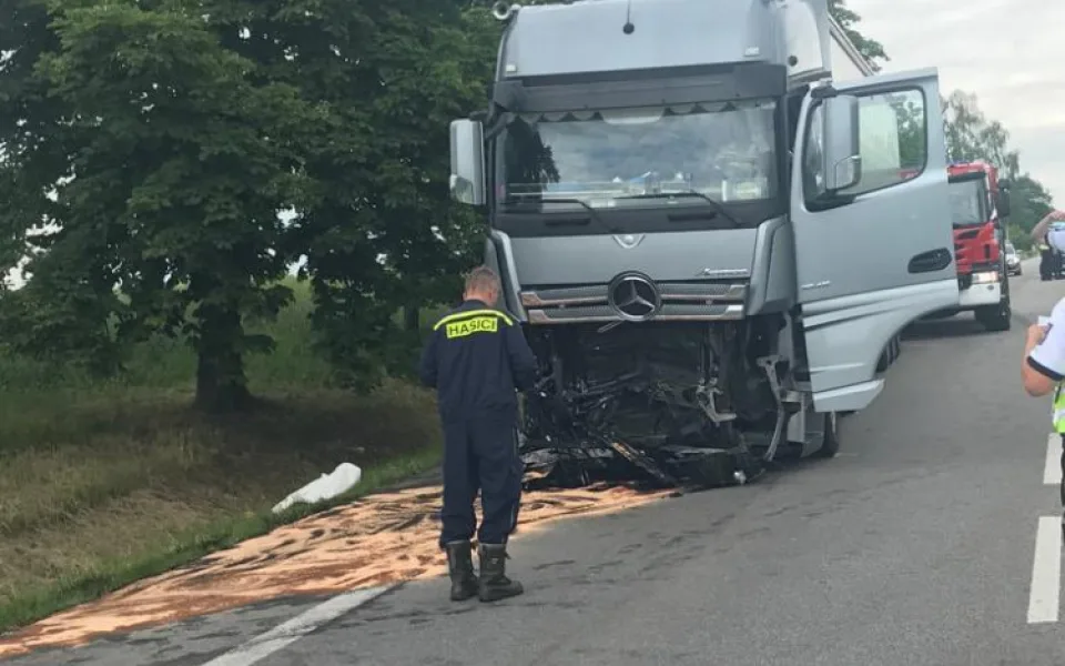 Při tragickém střetu kamionu s automobilem zemřeli dva lidé