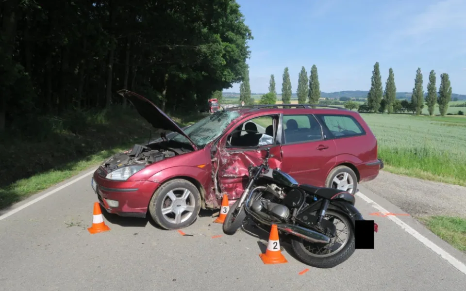Na Jindřichohradecku zemřel po srážce s autem motorkář