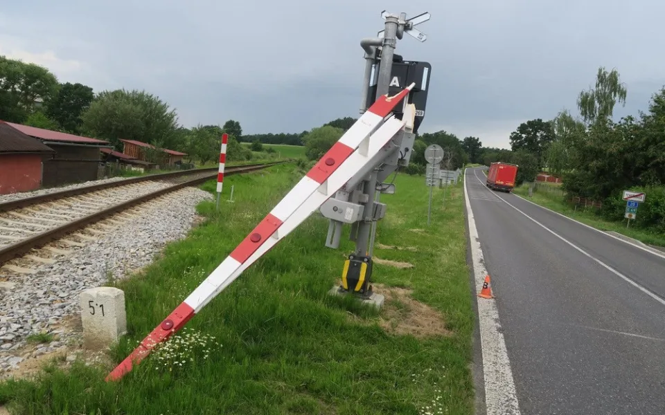 Řidič kamionu prorazil závoru na železničním přejezdu