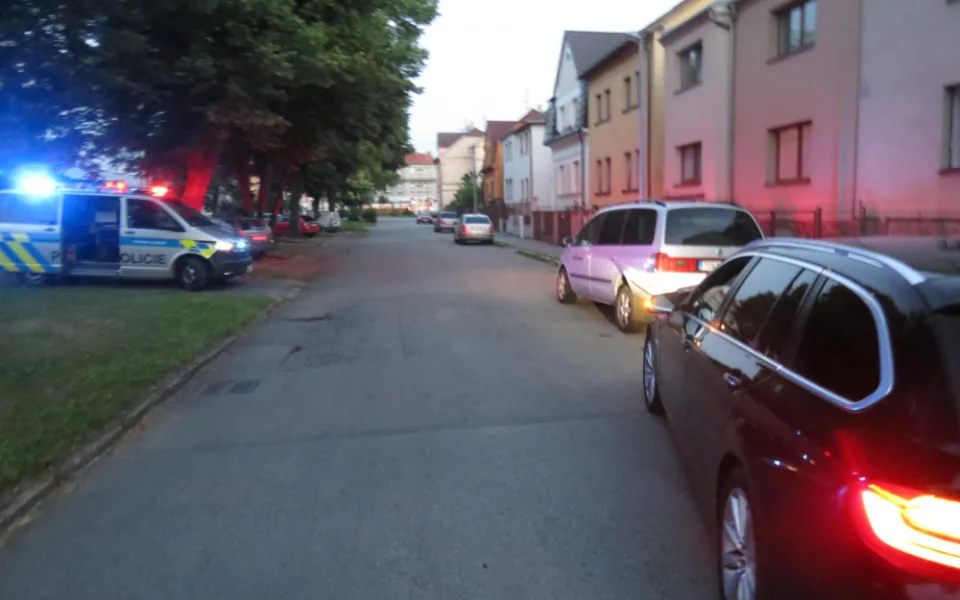 Opilý řidič utekl z místa nehody. V autě nechal zraněného spolujezdce