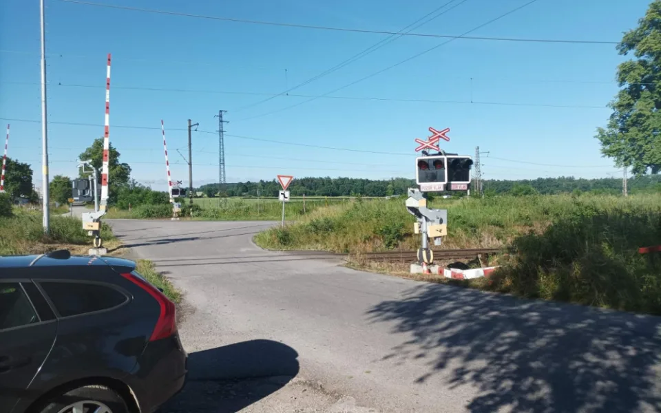 Žena vjela na přejezd, když padaly závody. Poté je prorazila