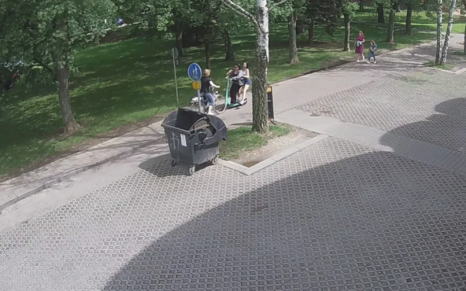 VIDEO: Dvě dívky se na elektrické koloběžce střetly s cyklistkou. Nehodu natočila kamera