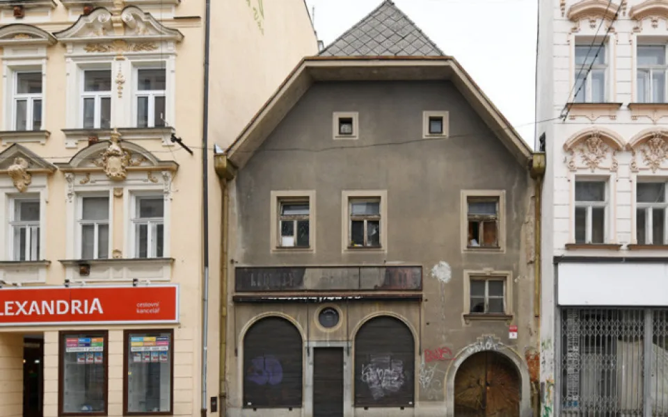 Dům v centru Budějovic obsadili bezdomovci. Město tam umístí mříže.