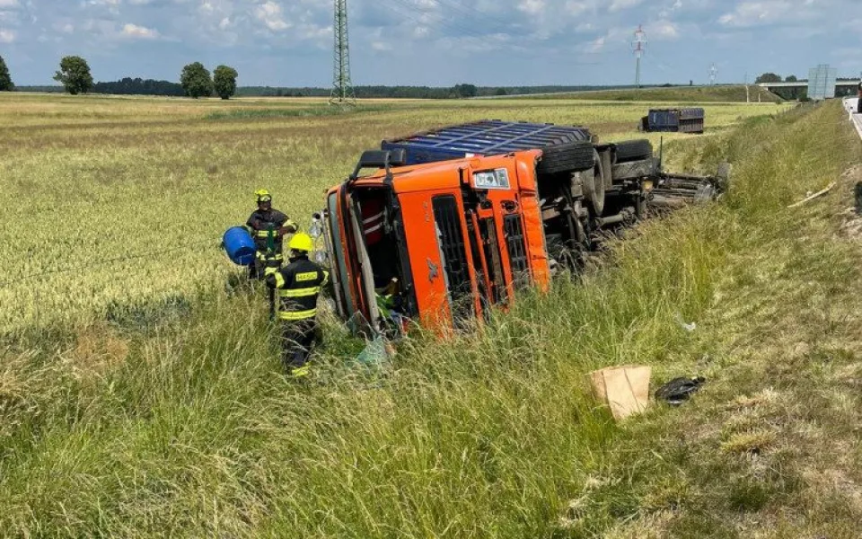 Na D3 ve směru z Prahy havaroval kamion. Řidiči musí počítat se zdržením