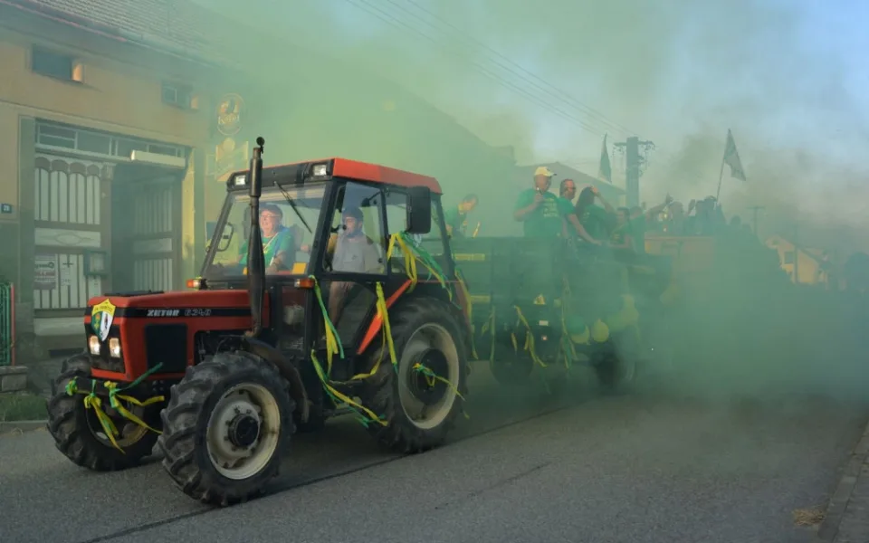 Dýmovnice a traktor. Třebětice stylově oslavili rekord a postup do 1. A třídy