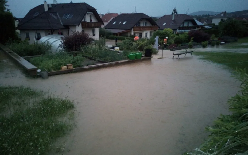 Hasiči odklízeli popadané stromy a čerpali vodu. Bouřky hrozí i dnes