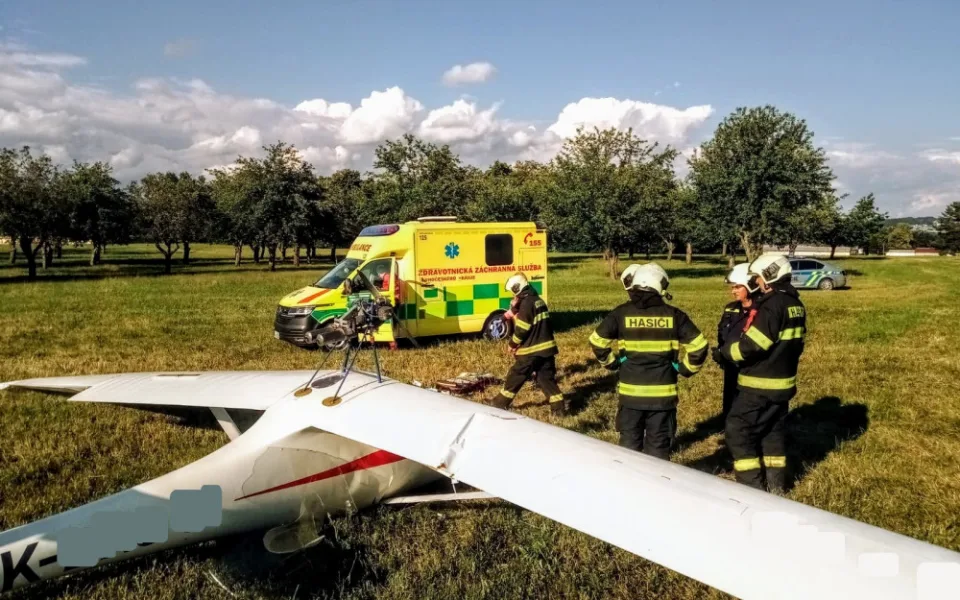 Na budějckém letišti spadl větroň. Pilota převezli ve velmi vážném stavu do nemocnice