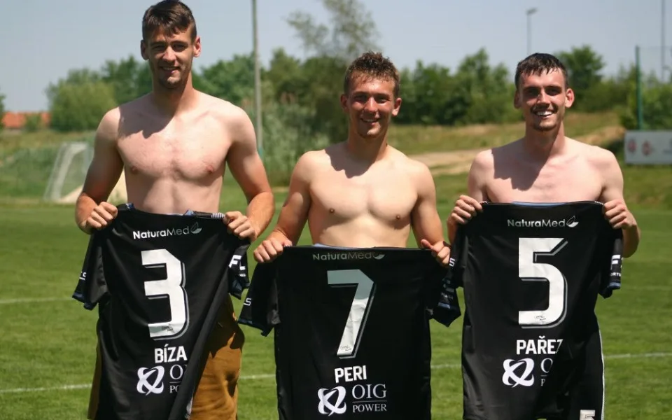 Po posledním zápase skončili v B týmu obránci Václav Bízek s Lukášem Perinou a kapitán Jakub Pařízek (na fotce zleva).