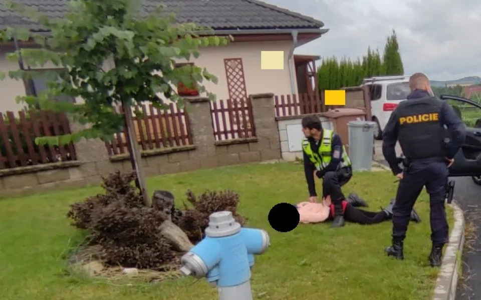 Zdrogovaná žena ujížděla policii. S autem vjela do míst, kde si běžné hrají děti