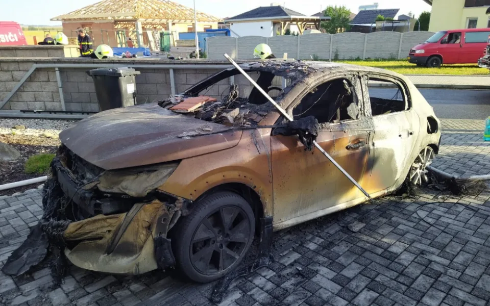 Hasiči zasahovali u požáru elektromobilu. Šlo o první případ v kraji