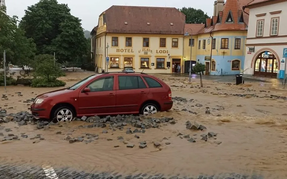 V Týně nad Vltavou voda poničila povcrh v centru města. Foto: Antonín Barnas