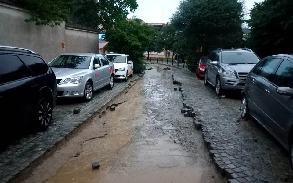 V Týně nad Vltavou voda vyrvala povrch silnic a chodníků. Foto: Vít Lhotka