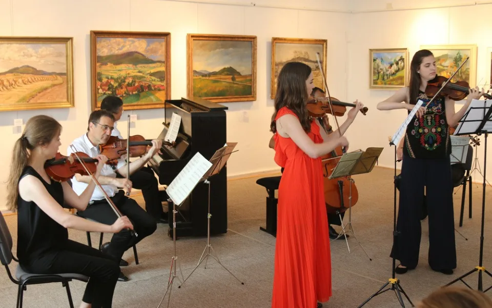 Nadaní houslisté opět hrají ve vodňanské galerii