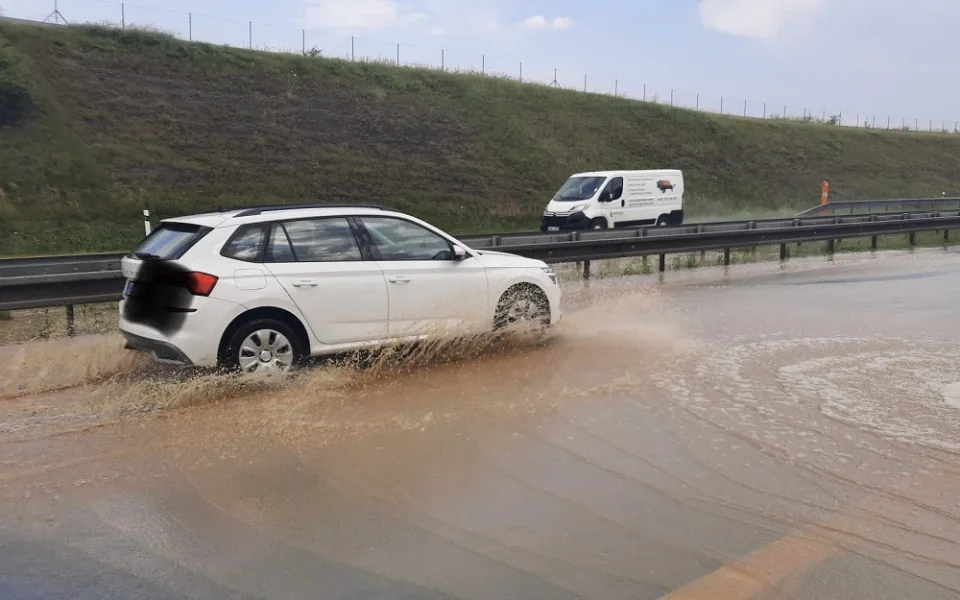 Na D3 se po sesuvu půdy rozlila voda do všech pruhů, řidiči musí zpomalit