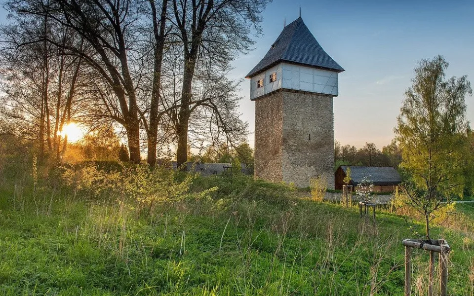 Jen pár minut od Dolního Dvořiště se otevřela historická památka, tvrz Tichá.